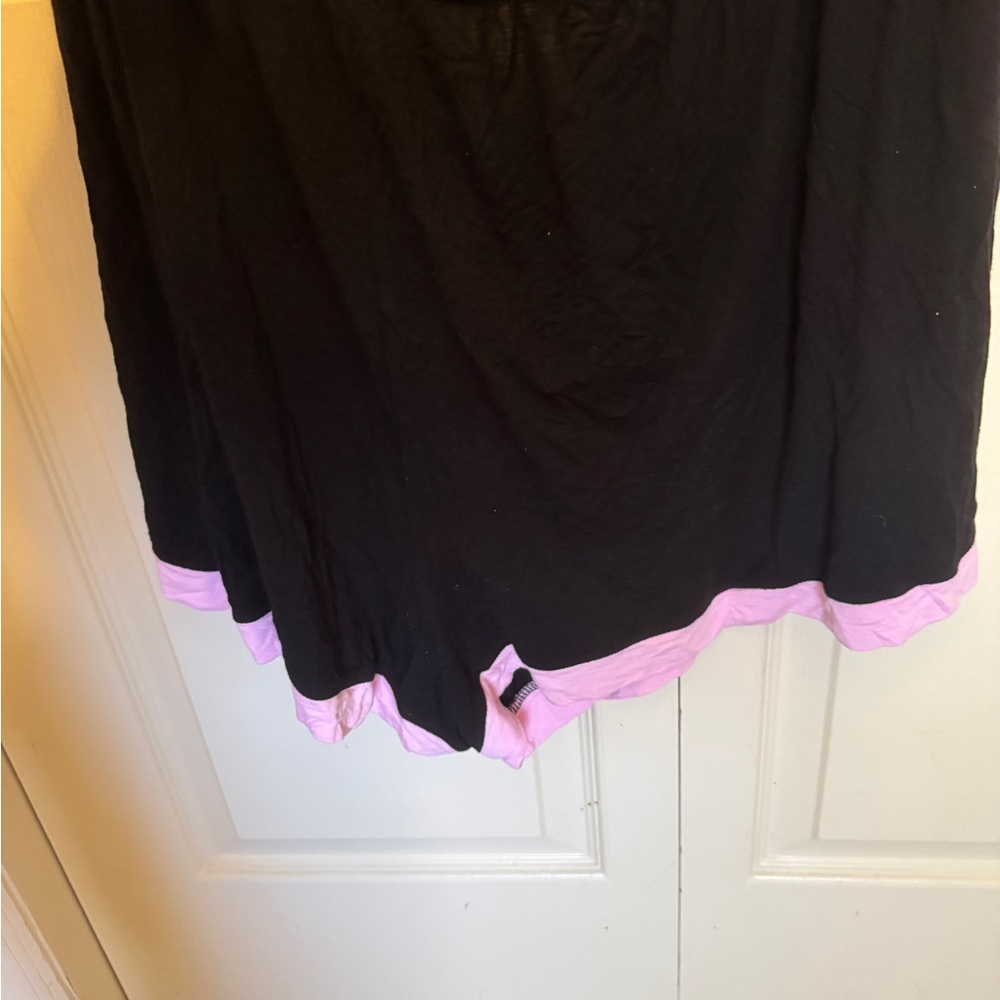 Elegant Black Pajama Shorts with Pink Trim - Picture 3 of 4